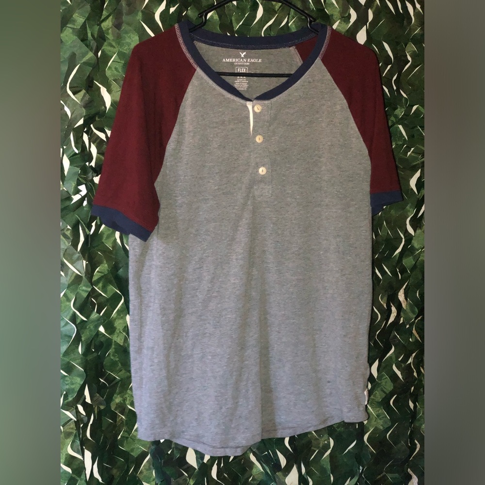 American Eagle Outfitters Gray and Red Short Sleeve Tee
